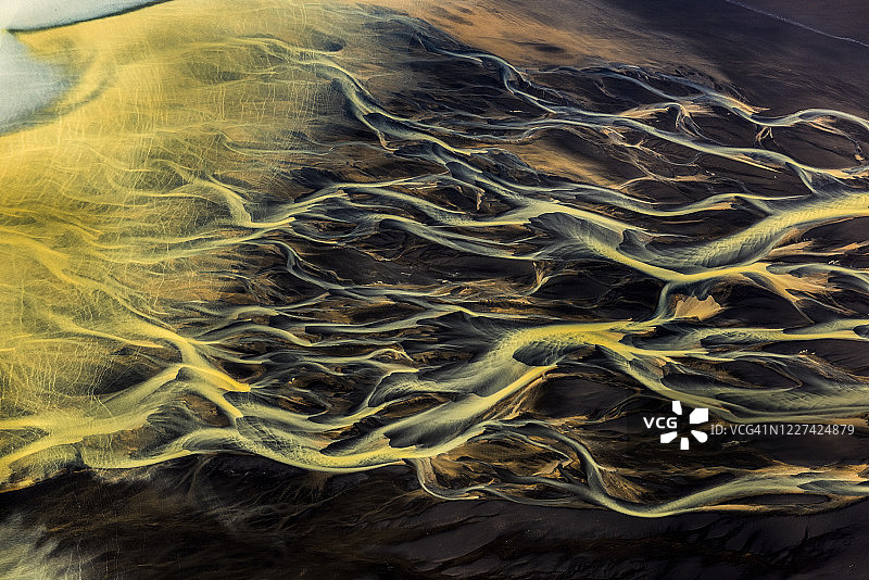 这是一架直升机拍摄到的冰岛冰川河流优美的曲线图片素材