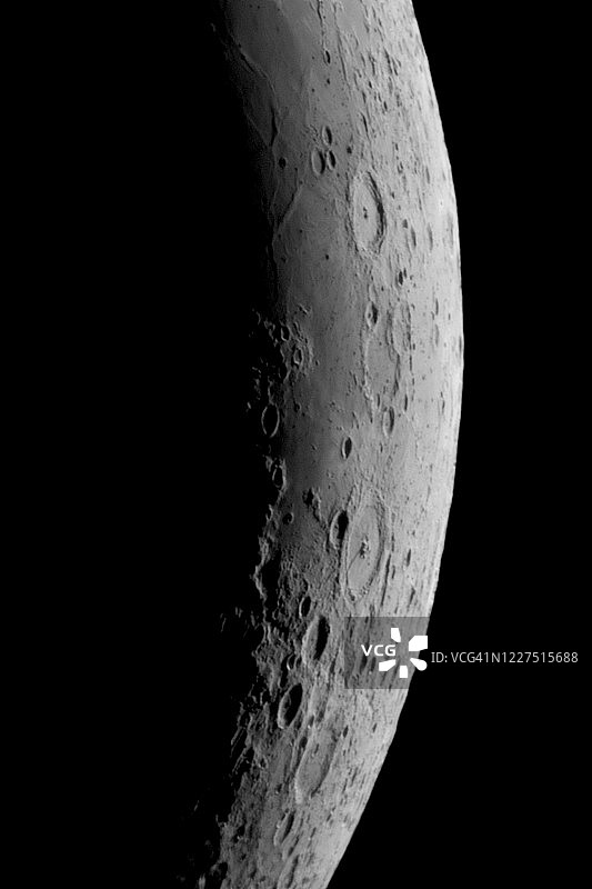 近距离观察新月的表面图片素材