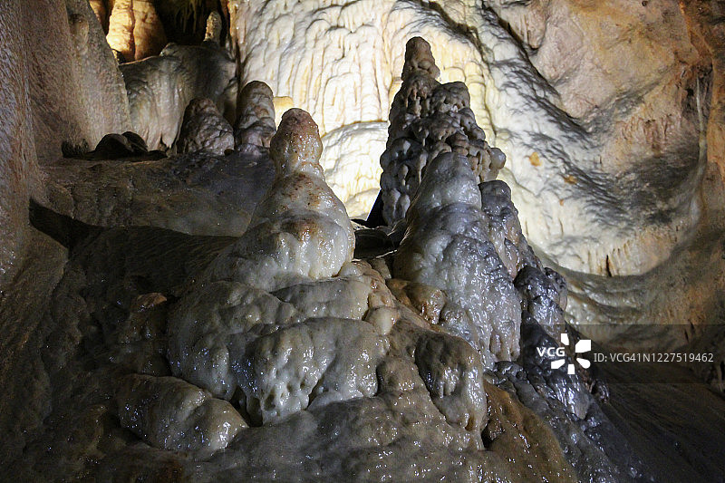 参观撒丁岛美丽的奥罗塞湾的菲科洞穴图片素材