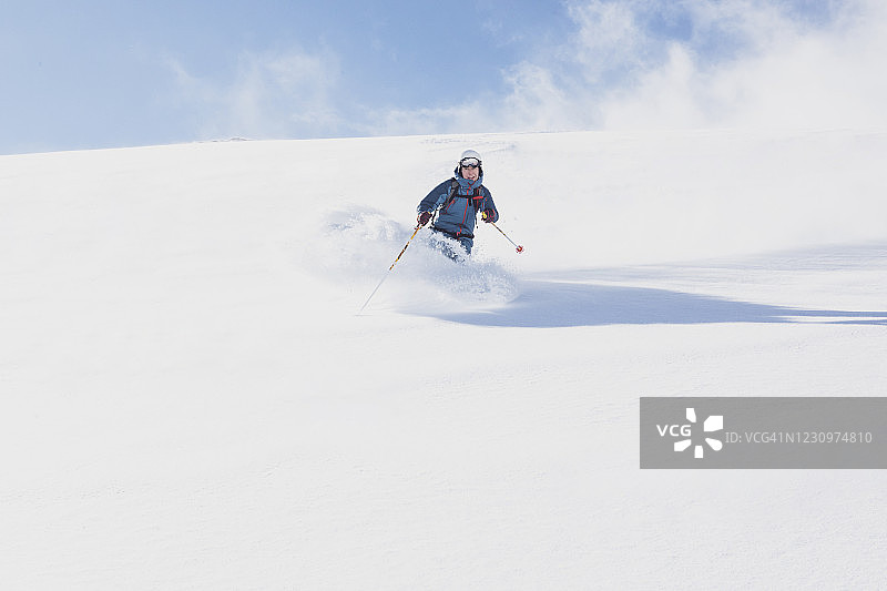 一个年轻人在祖格斯皮兹山滑雪。图片素材