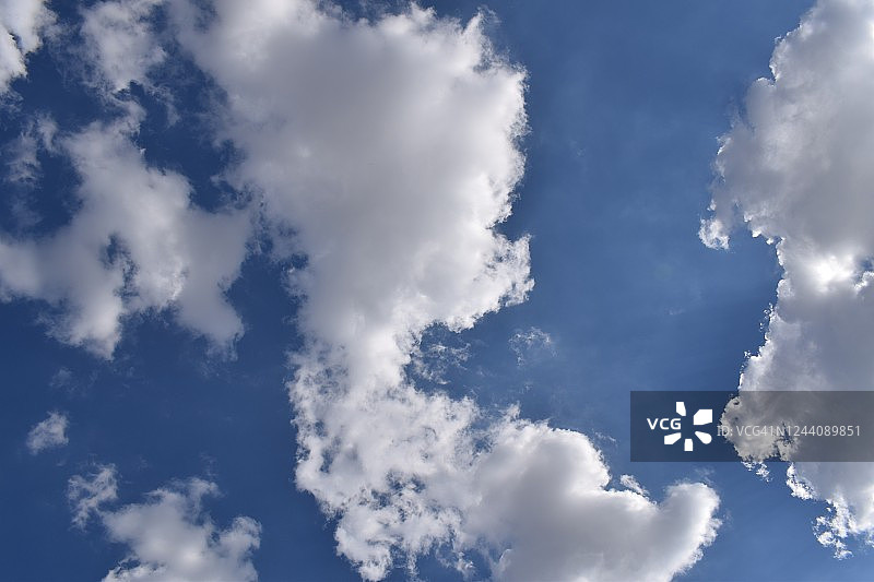 云的形状在晴朗的蓝天背景。白色的积云。图片素材