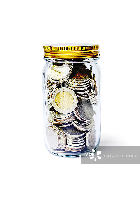 硬币满玻璃瓶和钱在白色的背景。商业财务和节省资金的概念与剪辑路径图片素材