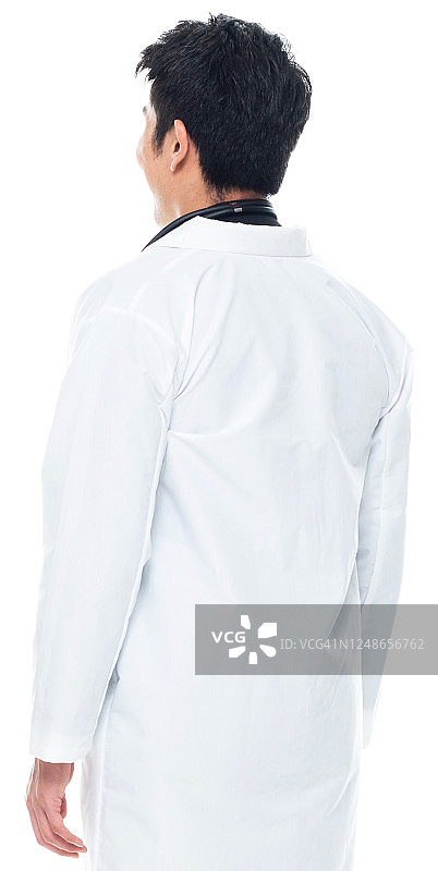 东亚人种年轻男医生站在白色背景穿着实验室大褂图片素材