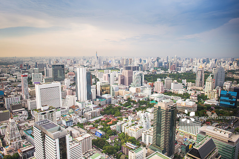 全景城市景观商业区(silom，沙顿，曼谷，曼谷，泰国黄昏图片素材