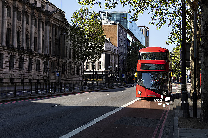英国，伦敦，尤斯顿车站附近街道上的红色双层巴士图片素材