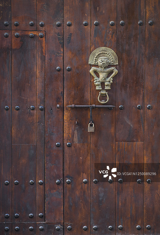 哥伦比亚玻利瓦尔，卡塔赫纳的老房子的门把手图片素材