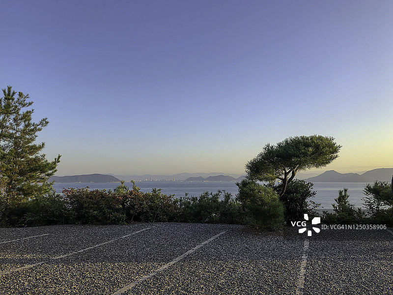 直岛的停车场，全景是濑户内海，高松在眼前图片素材