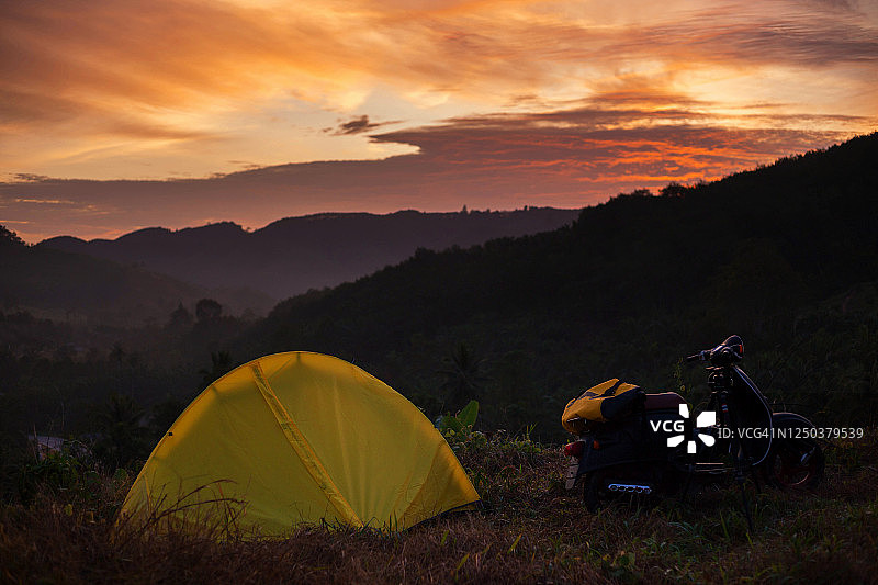 山地帐篷和摩托车。概念露营。图片素材