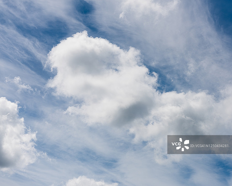 低角度的蓬松白云在蓝天图片素材
