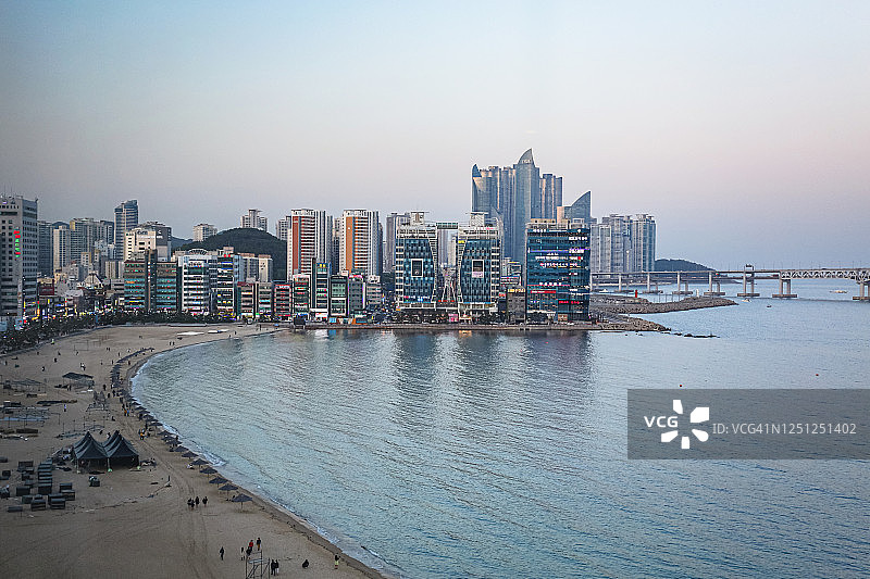 韩国釜山，沿着光加利海滩和光安大桥，釜山美丽的黄昏景色图片素材