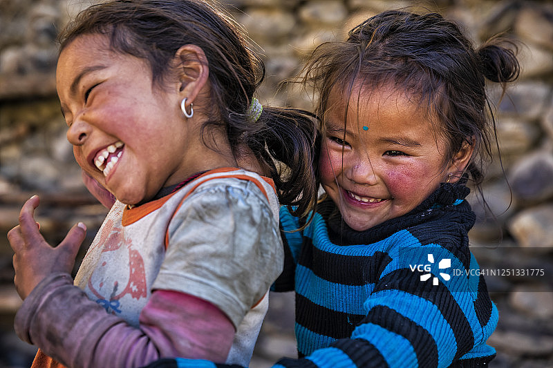 两个西藏女孩，尼泊尔上野马图片素材