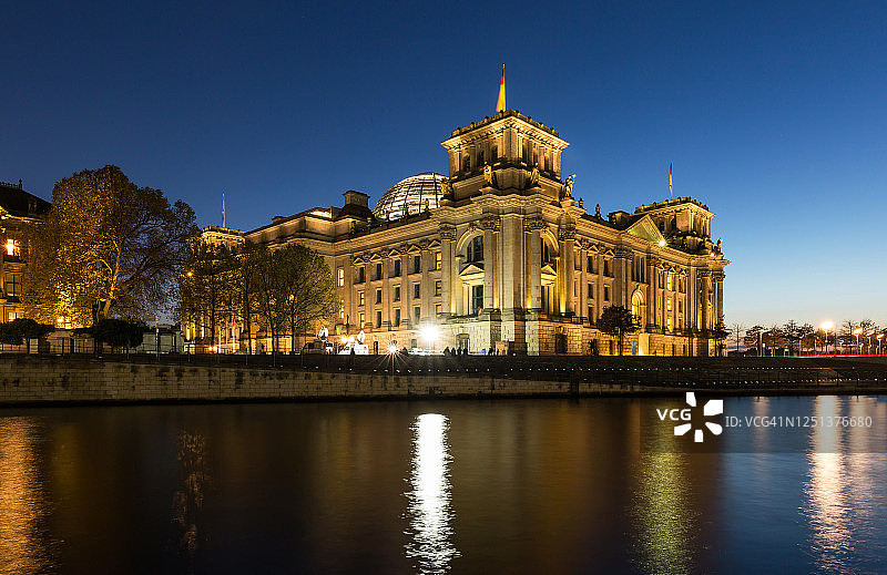 国会大厦(德国联邦议院)在蓝时图片素材