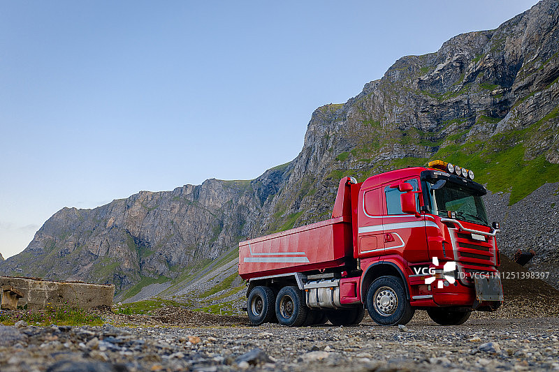一辆卡车停在挪威Værøy田园诗般的地方图片素材