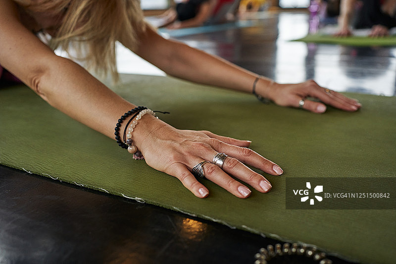在一组瑜伽训练中伸展的女人的手的特写图片素材