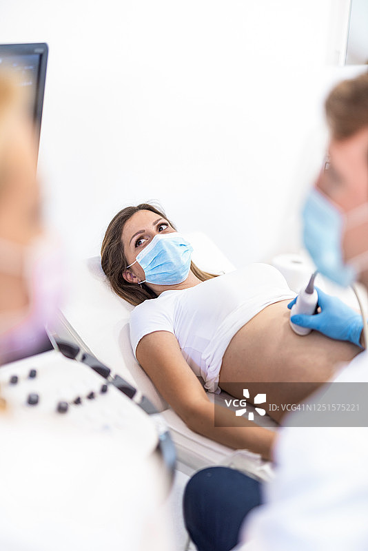 医生用超声波检查孕妇。图片素材