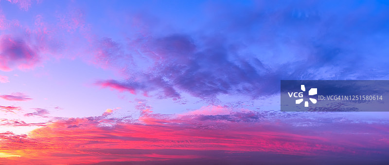 美丽的黄昏日落日出天空全景和云在早晨的背景图像图片素材