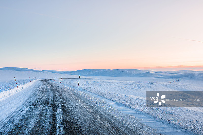 冬天的乡村公路，贝尔莱瓦格，挪威图片素材