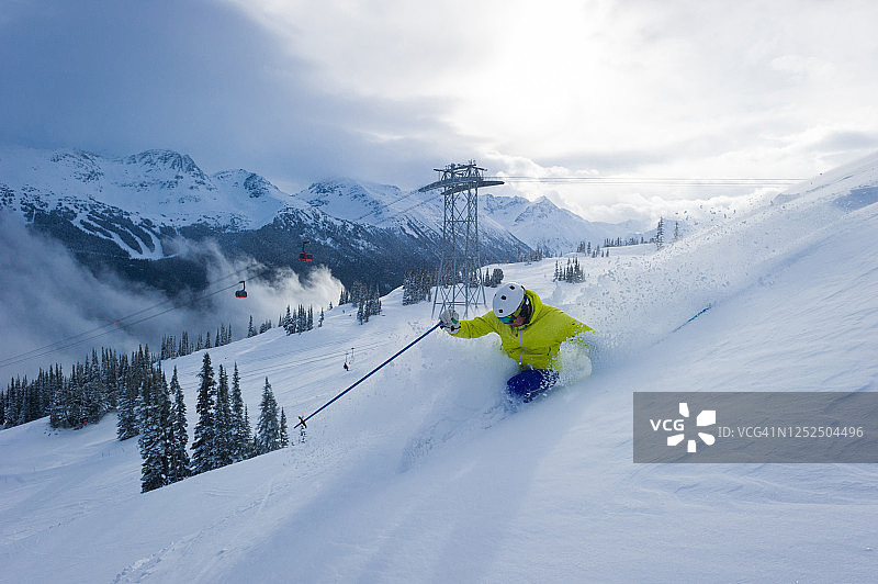 在滑雪假期中用新鲜的粉末滑雪图片素材