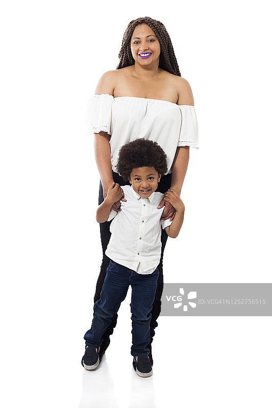 全身肖像的黑人母亲和儿子微笑的相机图片素材