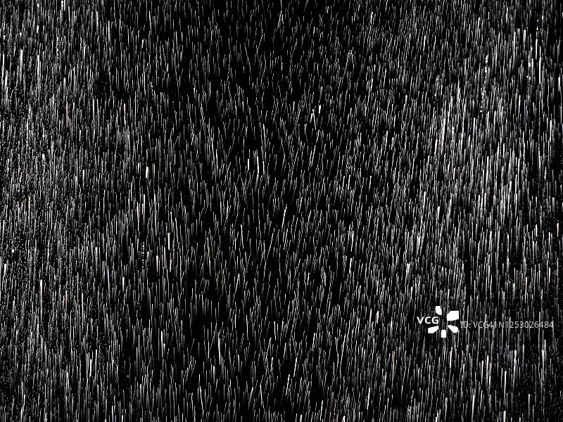 水滴落在黑色的背景上。图片素材