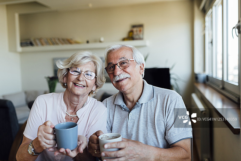一幅老夫妇在家喝咖啡的画像图片素材