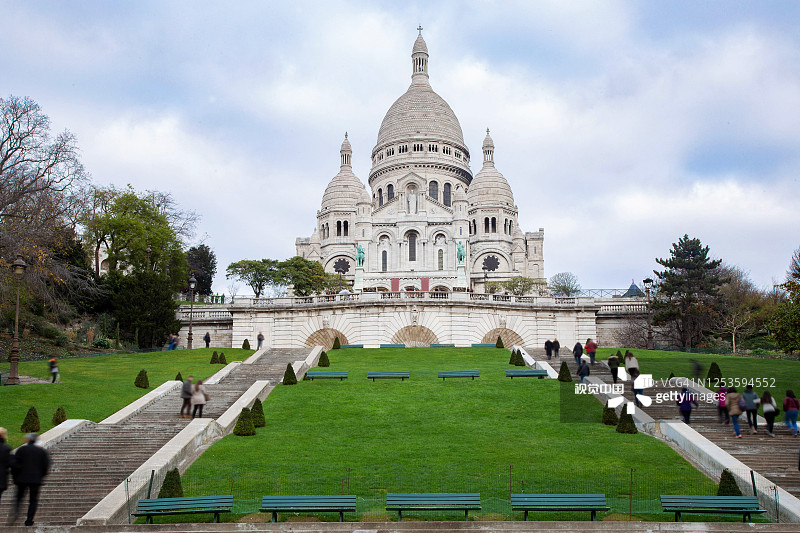 2019年10月6日，巴黎，人们走上通往巴黎圣心大教堂的楼梯图片素材