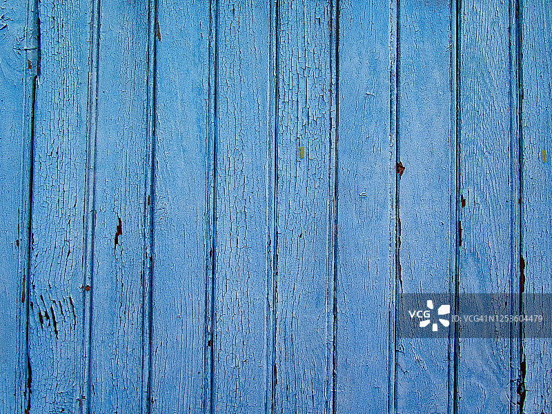 木质板墙，蓝色油漆已被涂上斑驳的裂缝图片素材