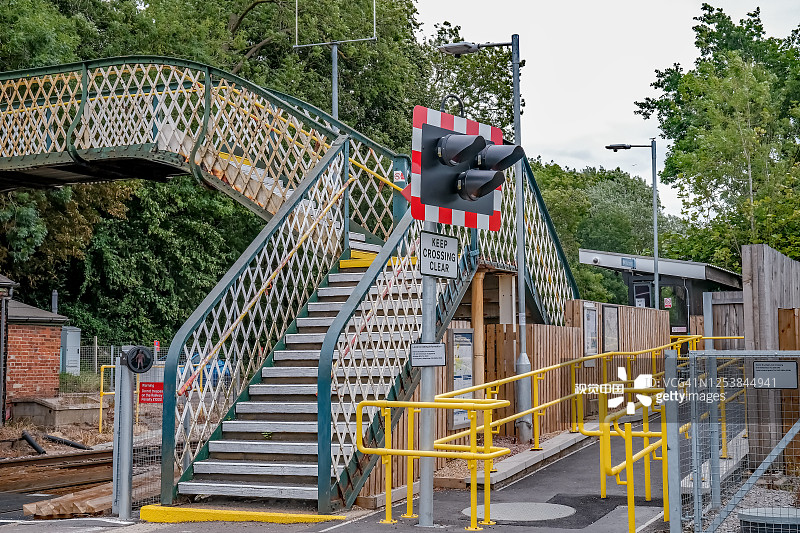 布伦德尔花园铁路上的金属人行天桥图片素材