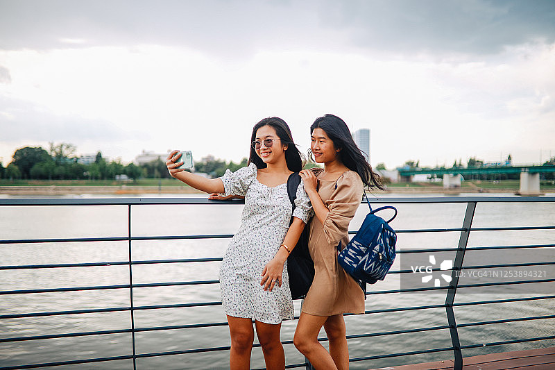 两个城市女孩在自拍图片素材