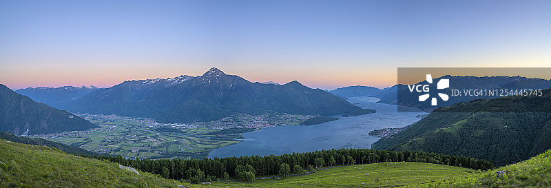 科莫湖和日落的山脉，鸟瞰图，意大利图片素材