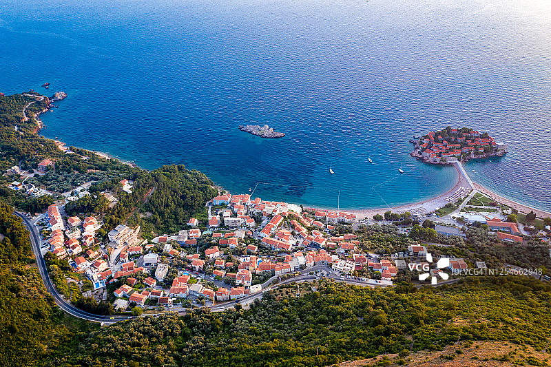 鸟瞰图Sveti斯特凡岛与道路和沿海城镇。黑山共和国图片素材