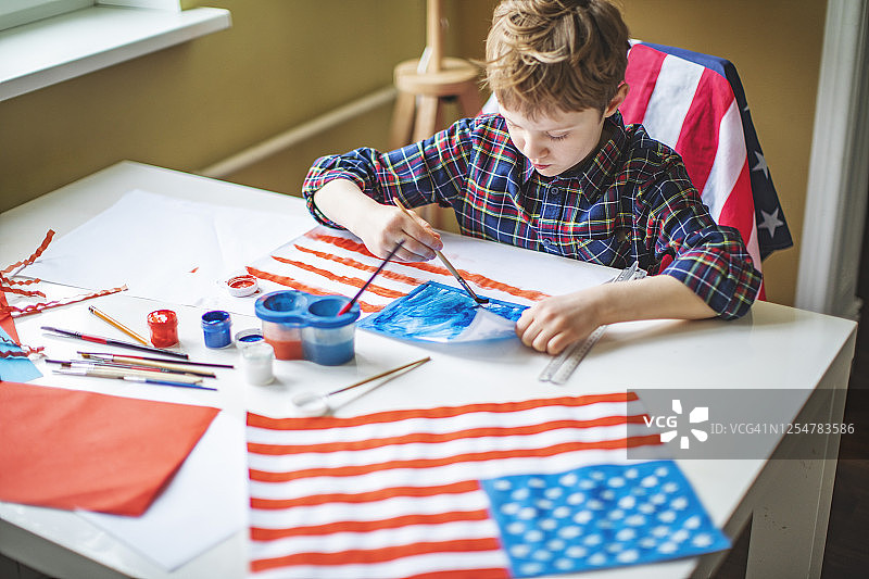 这个孩子为劳动节画了一面美国国旗图片素材