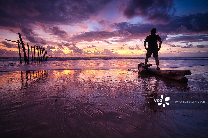 泰国攀雅，海滩上美妙的日落和一个人看天空的快乐时刻。图片素材