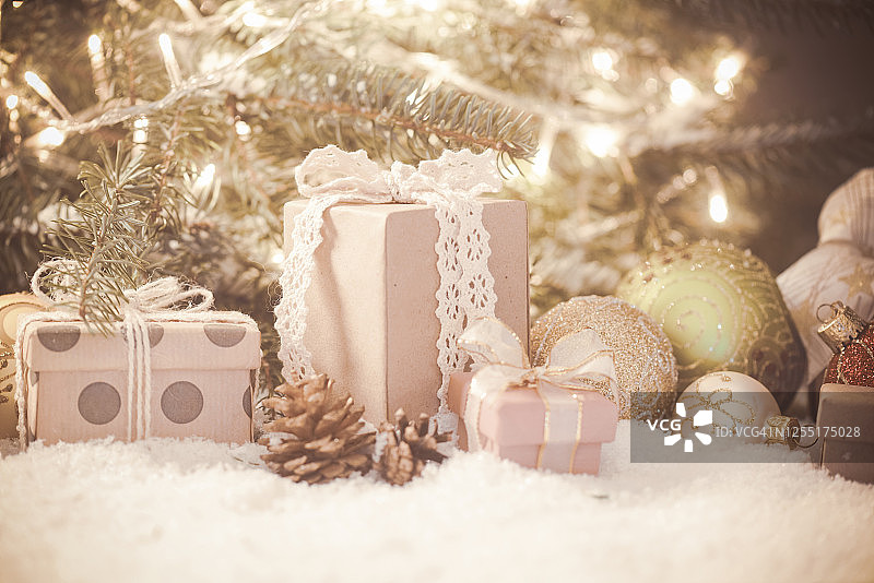 圣诞树和圣诞装饰品图片素材
