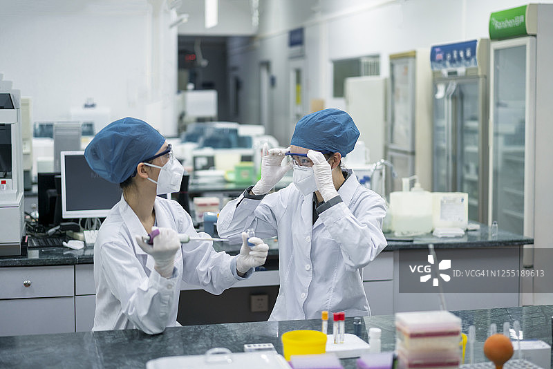 两个亚洲女性医生在实验室图片素材