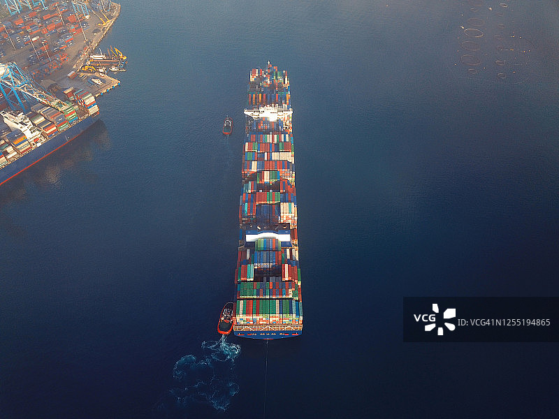 在地中海的一个国际港口货运的鸟瞰图。图片素材