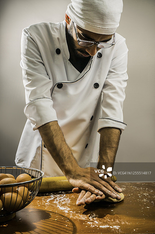 拉丁美洲年轻厨师准备面包图片素材