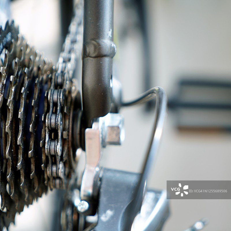近距离观看自行车的金属链和齿轮图片素材