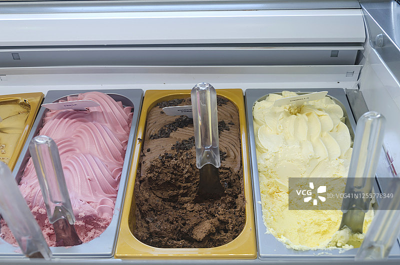 不同口味的冰淇淋(意式冰淇淋)陈列在商店图片素材