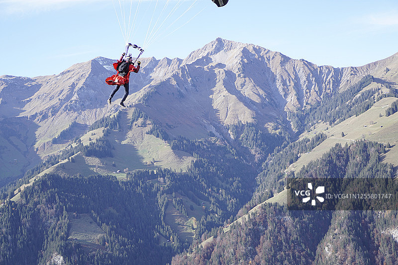 翼装飞行员飞越瑞士阿尔卑斯山图片素材