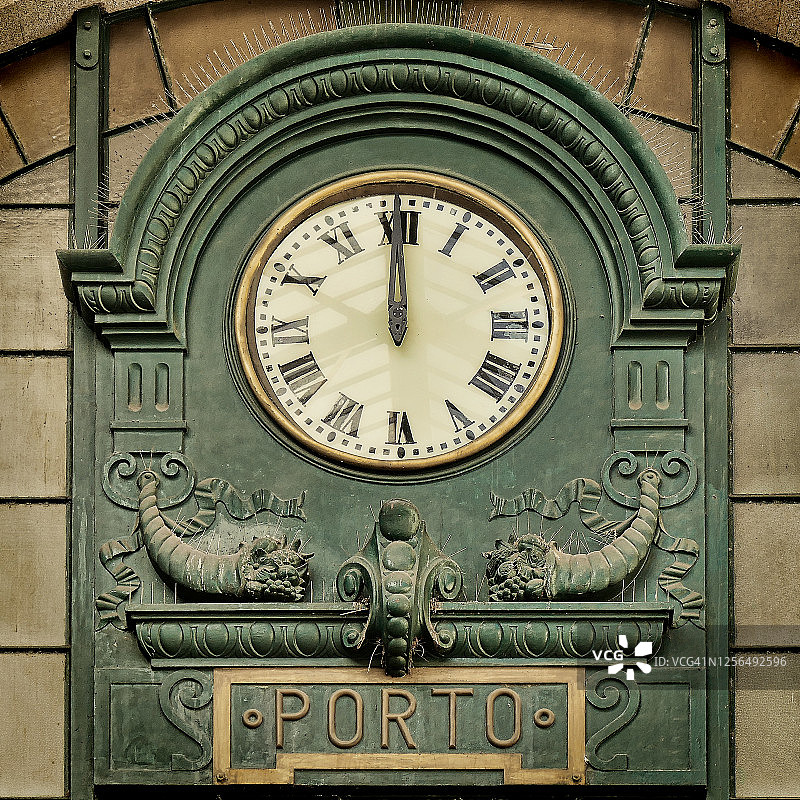 葡萄牙波尔图Sao Bento火车站的老式手表12点图片素材