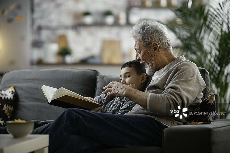 爷爷和孙子在看书。图片素材