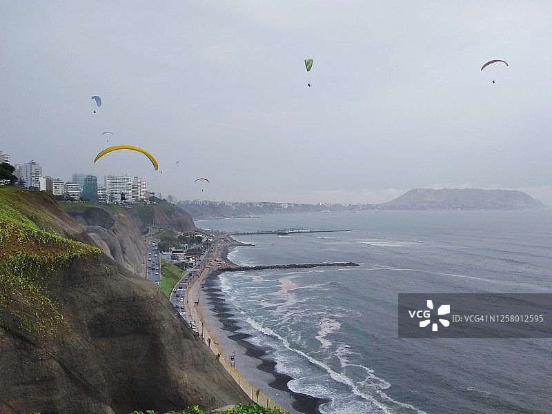 秘鲁利马的滑翔伞运动图片素材