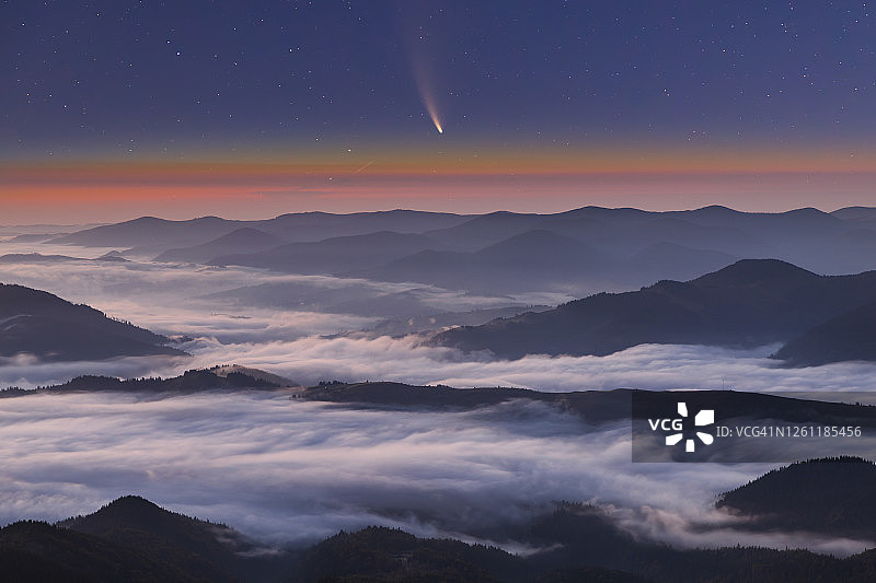 彗星Neowise C/2020 F3在薄雾山日落图片素材