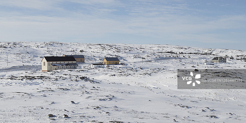 远处的建筑在冬天的仙境里图片素材