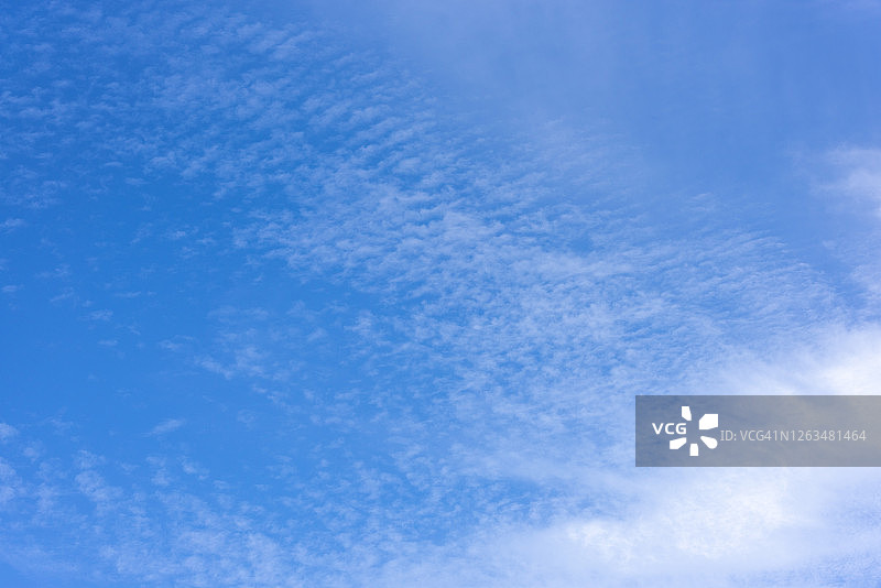 白天蓝天上的卷积云图片素材