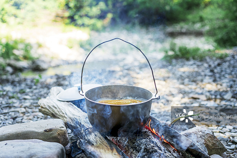 旅游，旅游，野餐做饭，在火上煮大锅图片素材