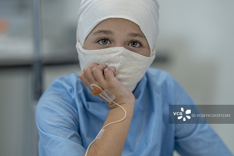 年轻女性肿瘤患者戴口罩图片素材