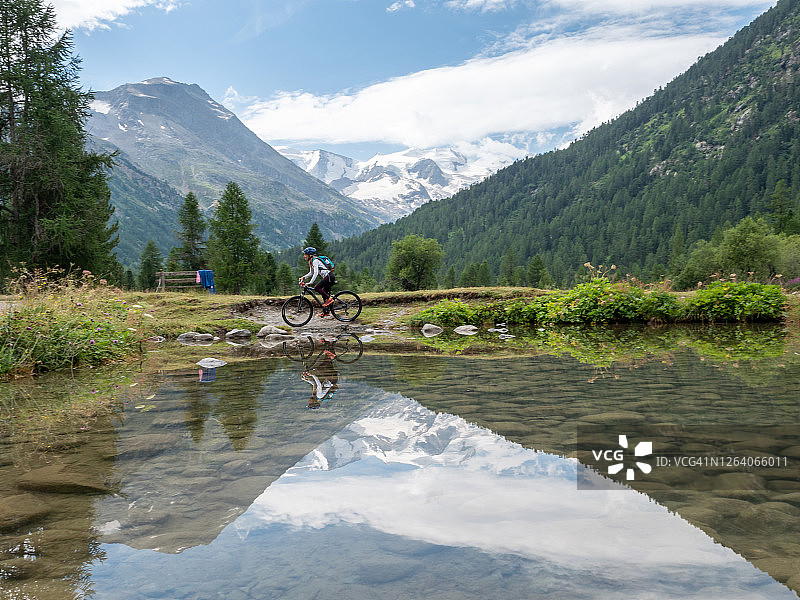 在瑞士骑山地车图片素材