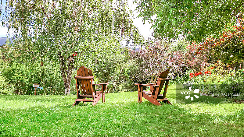 安静的院子里有两把阿迪朗达克的椅子图片素材
